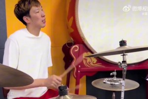 還有這本事？周琦還敲上架子鼓了！