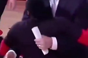 臥槽真重！姚明球衣退役儀式上，哈登直接跳到大姚身上來了個熊抱