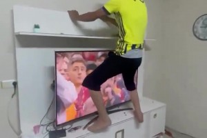 極度不雅！杜蘭在第95分鐘扳平比分后，費(fèi)內(nèi)巴切球迷激動(dòng)不已…