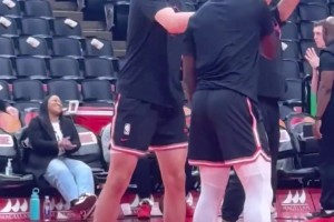 楊瀚森賽前內(nèi)線(xiàn)訓(xùn)練單手拋投+與好哥們西索科友誼互動(dòng)