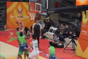 這也太難了吧？！詹姆斯中圈高難度壓哨三分，在空中還有個(gè)折疊動作！