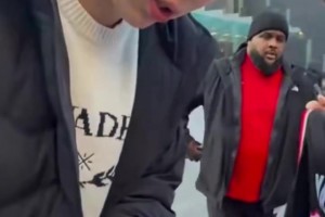 多倫多球迷等瀚森簽名等了1個(gè)小時(shí)！瀚森：都是哥都是哥??