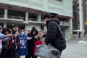 現(xiàn)場(chǎng)支持者很多??小楊賽前給場(chǎng)外球迷簽名，居然還有青島球衣！