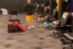 經(jīng)典放大縮小！名場(chǎng)面：詹姆斯為濃眉慶生，這給濃眉害羞的！