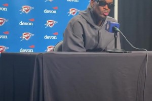 領(lǐng)先21分差點(diǎn)被逆轉(zhuǎn)！亞歷山大：學(xué)會(huì)從容應(yīng)對(duì)困境、頂住壓力！