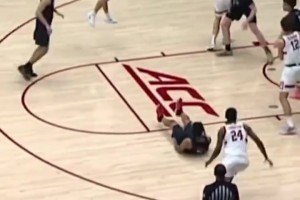 太狠了！NCAA賽場(chǎng)驚現(xiàn)腳踝終結(jié)者！對(duì)手直接捂腳踝倒在地上！