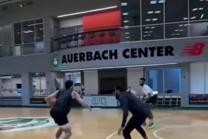 楊瀚森和開拓者老狀元奧登站在一起，身形似乎差距不大？