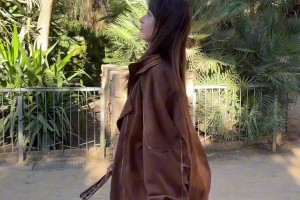 不虧是庫里頭號女球迷，這骨頭跟庫里三分一樣硬！