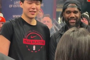 這一項(xiàng)天賦好像比狀元強(qiáng)??楊瀚森和奧登碰面互動(dòng)！比手掌大小~