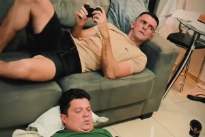 當(dāng)你和朋友足球游戲solo時(shí)…??