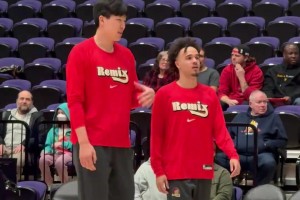 楊瀚森賽前和隊友流暢溝通，英語是真有進步！