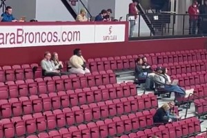 眼光毒辣！普雷斯蒂也到場見證杰威的大學(xué)球衣退役儀式！