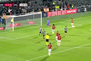 點(diǎn)球不進(jìn)反被絕殺！國(guó)王杯對(duì)手點(diǎn)球不進(jìn)，十人瓦倫絕殺晉級(jí)！