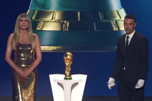 世界杯抽簽儀式！衛(wèi)冕冠軍主帥斯卡洛尼親手歸還大力神杯！