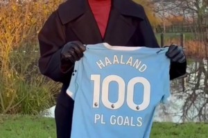 哈蘭德曬出英超100球紀(jì)念球衣，這畫(huà)質(zhì)都快看不清哈蘭德的臉了