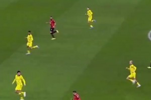 百看不厭！名場(chǎng)面：蘇亞雷斯歐冠對(duì)陣拜仁這次過人太寫意了！