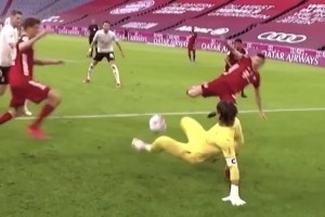 八爪掛上線！當(dāng)年拜仁三連擊把索默打趟也沒能叩開他的十指關(guān)??