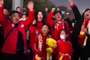 60多歲河南老球迷助威足協(xié)杯：用心去踢，什么成績(jī)都能接受！