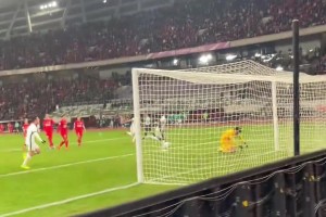 國安是冠軍！場邊感受國安打進(jìn)鎖定勝局的一球