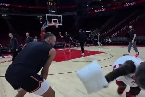 笑死！狄龍一回到休斯頓，又和火箭熊“打”起來了！??