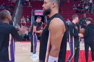 對戰(zhàn)老東家火箭！狄龍賽前再現(xiàn)死亡凝視，龍哥太可愛了！