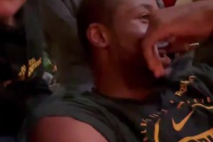 ??狄龍重回火箭主場，上來就和火箭熊干了一架！