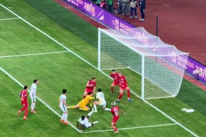 你怎么看??阿奇姆彭被曹永競撞倒，韓國裁判無表示