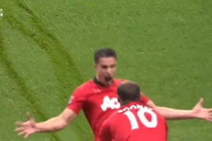 范佩西攻破阿森納球門后滑跪慶祝的這個(gè)場(chǎng)面，當(dāng)時(shí)引發(fā)了不少爭(zhēng)議