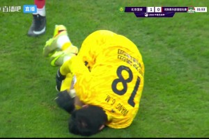 紅牌還是黃牌？曹永競單刀越位，踩在王國明小腿上染黃