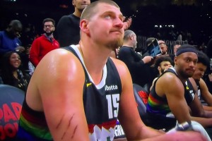 觸目驚心??！約基奇胳膊上的三道血痕是誰撓的？下手真狠啊??