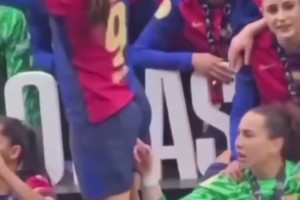 這。。。??巴薩女足慶祝奪冠時給隊友來個“千年殺”