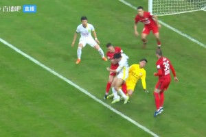 法比奧發(fā)飆！法比奧打門制造混亂，隨后補(bǔ)射先下一城