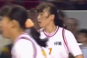 當(dāng)年中國女籃響當(dāng)當(dāng)?shù)娜宋?！看看張?zhèn)麟媽媽王芳，當(dāng)年怎樣打球的