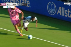 鳴不平？?？怂贵w育：溫哥華隊(duì)再次倒地，裁判沒(méi)有判罰點(diǎn)球??