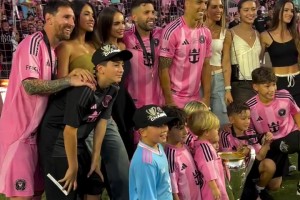 邁阿密國際奪冠！梅西、蘇亞雷斯、阿爾巴、布斯克茨家庭合影??