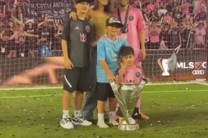 賽后梅西和家人一起與球迷、獎杯合影??