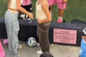 家人永遠(yuǎn)排在第一位！梅西領(lǐng)獎后第一時間與妻子安東內(nèi)拉擁抱