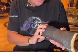 真愛啊！收藏家曬新秀科比石膏：來自湖人隊(duì)醫(yī)，之前想約科比簽名