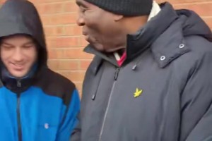 賽后維拉球迷對(duì)著AFTV博主高唱：再次獲得第二名！