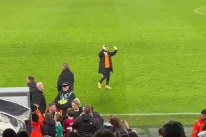 薩拉赫賽后獨(dú)自停留在場邊，并向球迷長時間鼓掌揮手