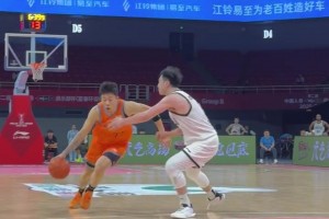 身手相當(dāng)矯??！張鎮(zhèn)麟在上海男籃正式比賽的首次得分！