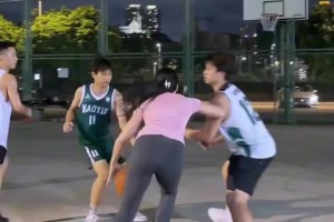 哇塞，這身材！??野球場肘姐曬打球視頻：我要的是絕對壓制！