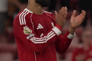 8月薩拉赫最后一個(gè)離開(kāi)球場(chǎng)的球員，他含淚在Kop看臺(tái)前唱若塔之歌