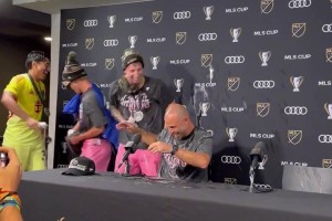 邁阿密國際球員闖入馬斯切拉諾新聞發(fā)布會，向他潑灑啤酒慶祝??