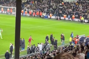 關(guān)系破裂？賽后斯洛特退場遇到薩拉赫，兩人沒有打招呼！