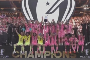 率隊(duì)奪美職聯(lián)總冠軍！梅西捧起冠軍獎杯全隊(duì)歡呼慶祝！