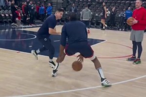 把老爸當(dāng)兄弟！名場(chǎng)面：布萊斯和詹姆斯比拼三分，互相噴垃圾話！