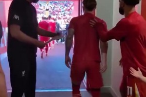 心酸！當(dāng)年克洛普停下和薩拉赫握手被無視，自己尬笑了化解無奈