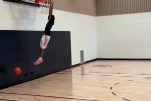 埃迪打翻楊瀚森！英文解說：有球員倒地不起裁判還讓灰熊發(fā)球？荒謬！