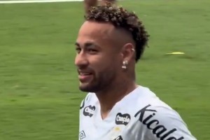 桑托斯球迷朝內(nèi)馬爾喊道：我愿意把我的膝蓋給你，這樣你就能比賽